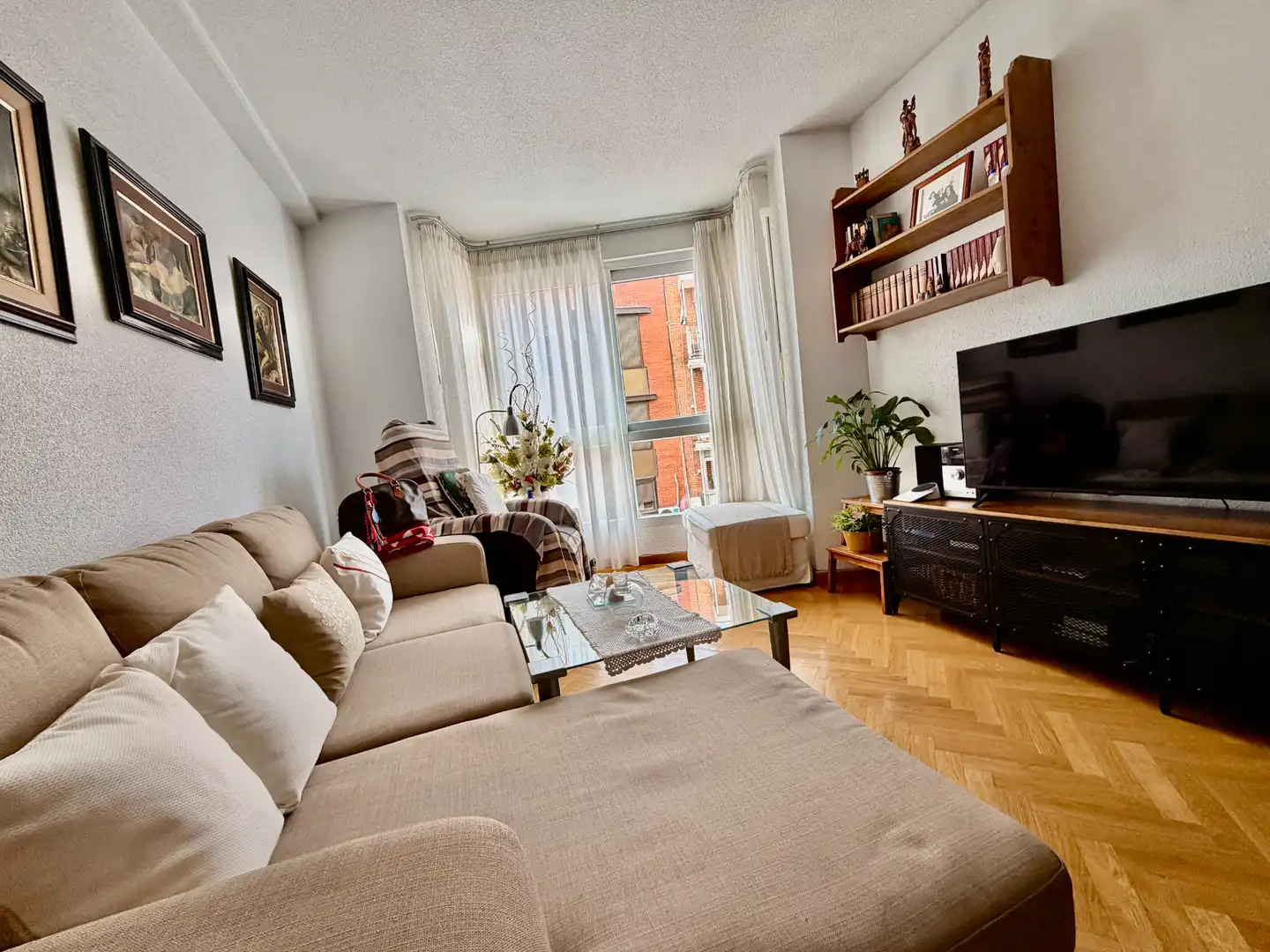 Living room of Flat for sale in Madrid  with Air Conditioner, Heating and Parquet flooring
