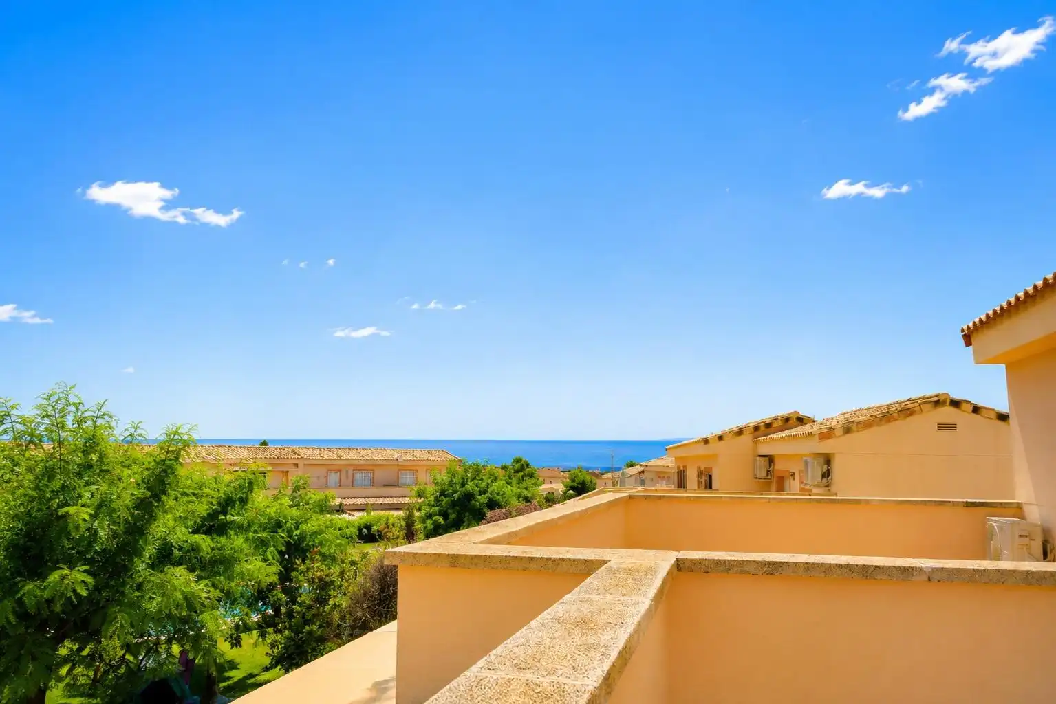 Vista exterior de Casa o xalet en venda en Mont-roig del Camp amb Jardí privat, Terrassa i Piscina comunitària