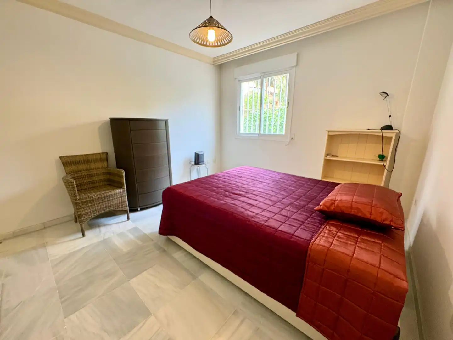 Habitación de Apartamento de alquiler en Marbella con Aire acondicionado, Calefacción y Jardín privado