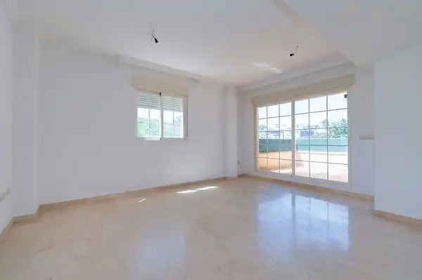 Sala d'estar de Dúplex en venda en Marbella amb Aire condicionat i Balcó