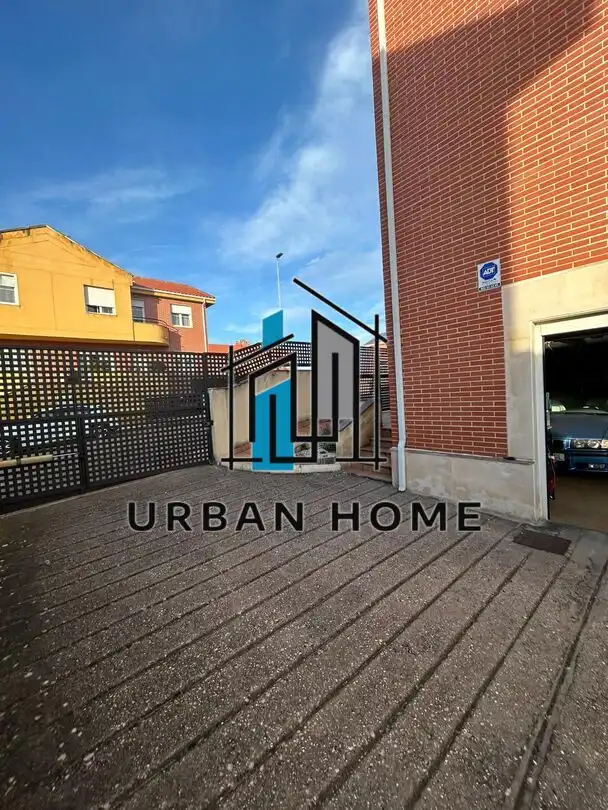 Vista exterior de Casa o xalet en venda en Villaquilambre amb Calefacció, Jardí privat i Terrassa