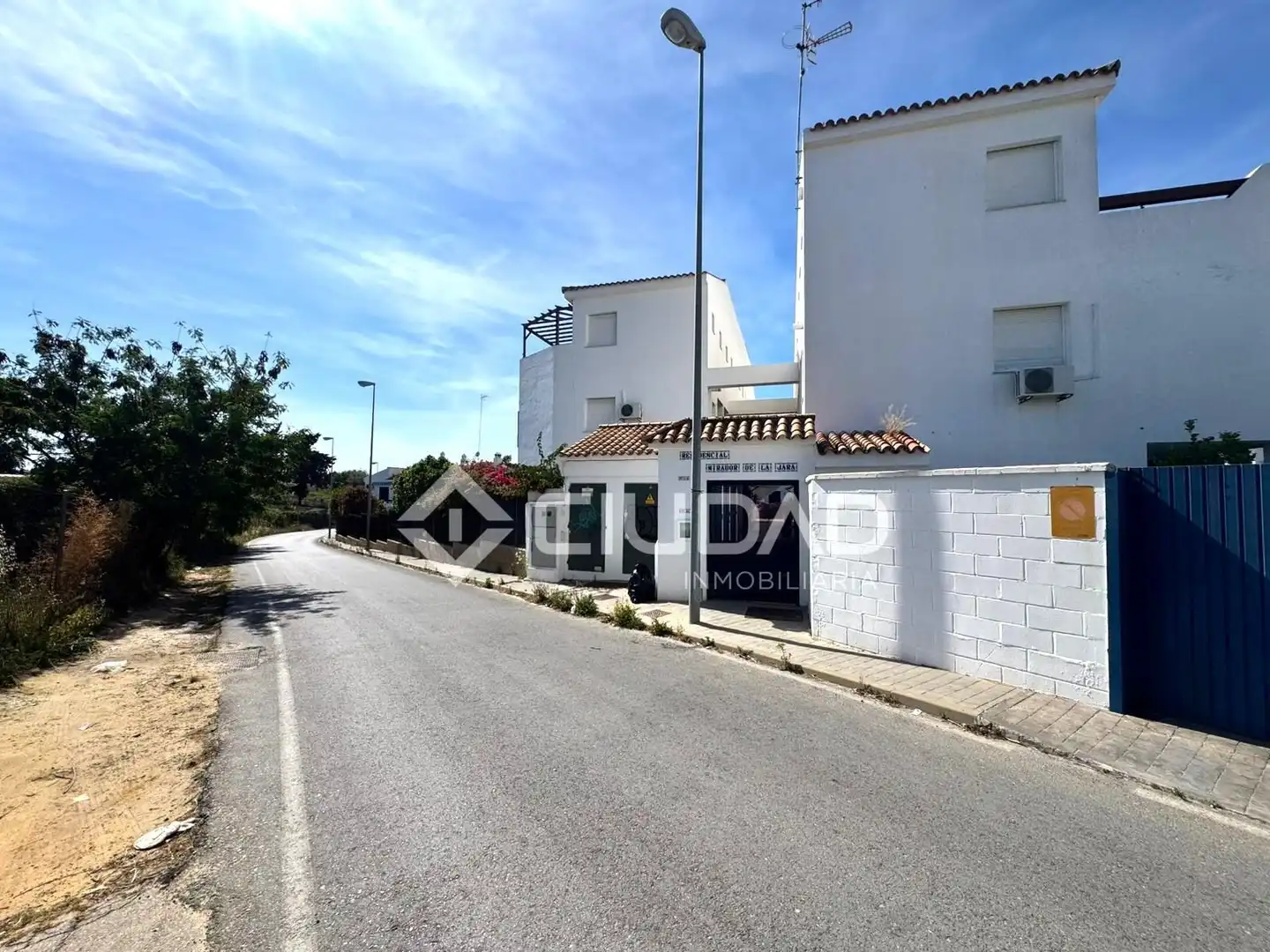 Vista exterior de Dúplex en venda en Sanlúcar de Barrameda amb Terrassa, Traster i Piscina comunitària