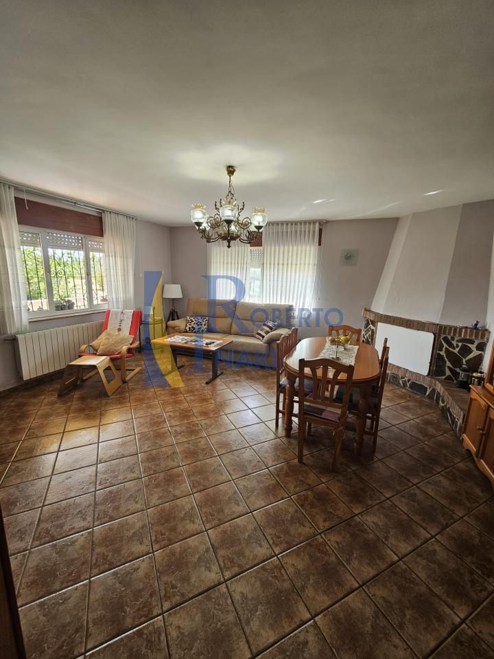 Vista exterior de Casa o xalet en venda en San Millán de los Caballeros amb Calefacció i Jardí privat