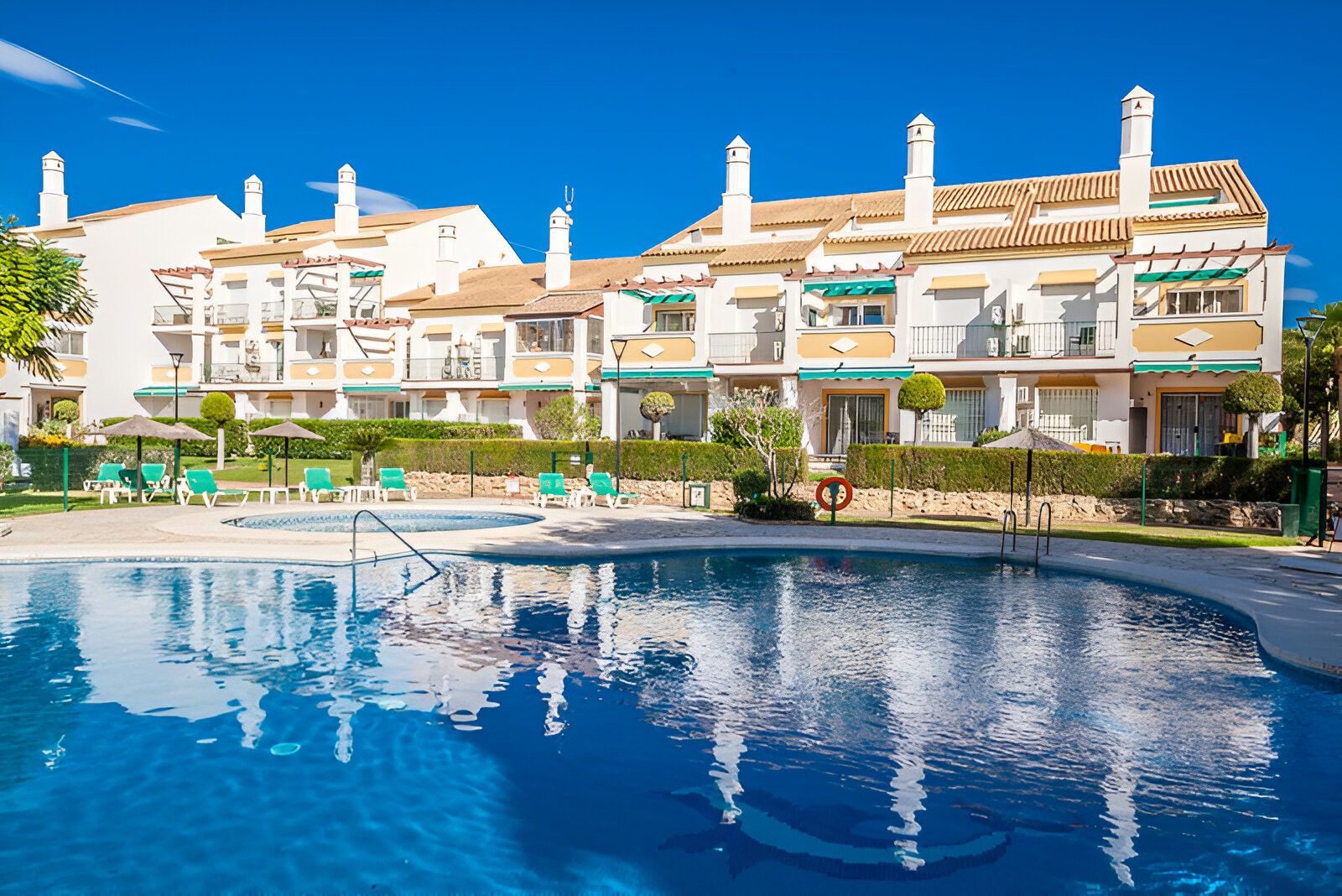 Vista exterior de Planta baixa en venda en Marbella amb Aire condicionat, Terrassa i Piscina
