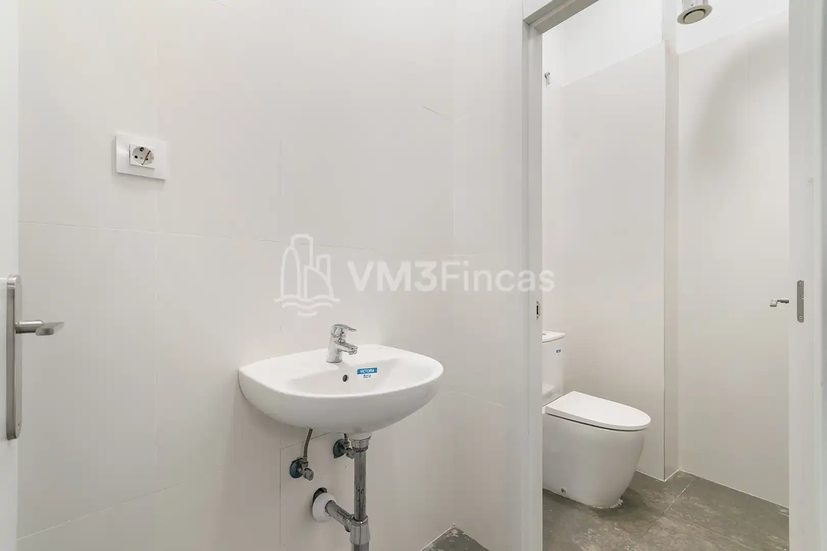 Baño de Local de alquiler en Barcelona con Aire acondicionado, Calefacción y Terraza