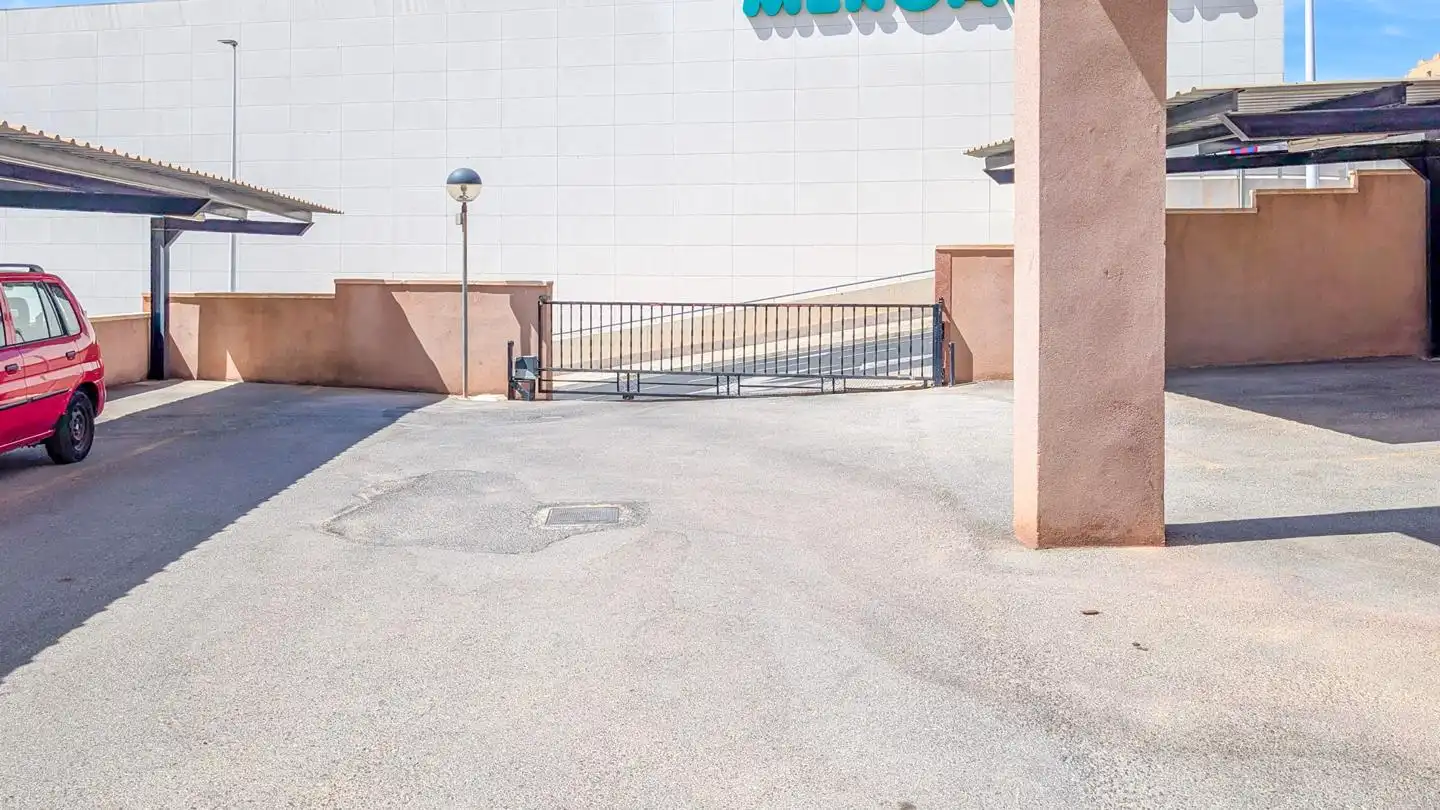 Parking de Casa adosada en venta en Santa Pola con Terraza, Piscina y Amueblado