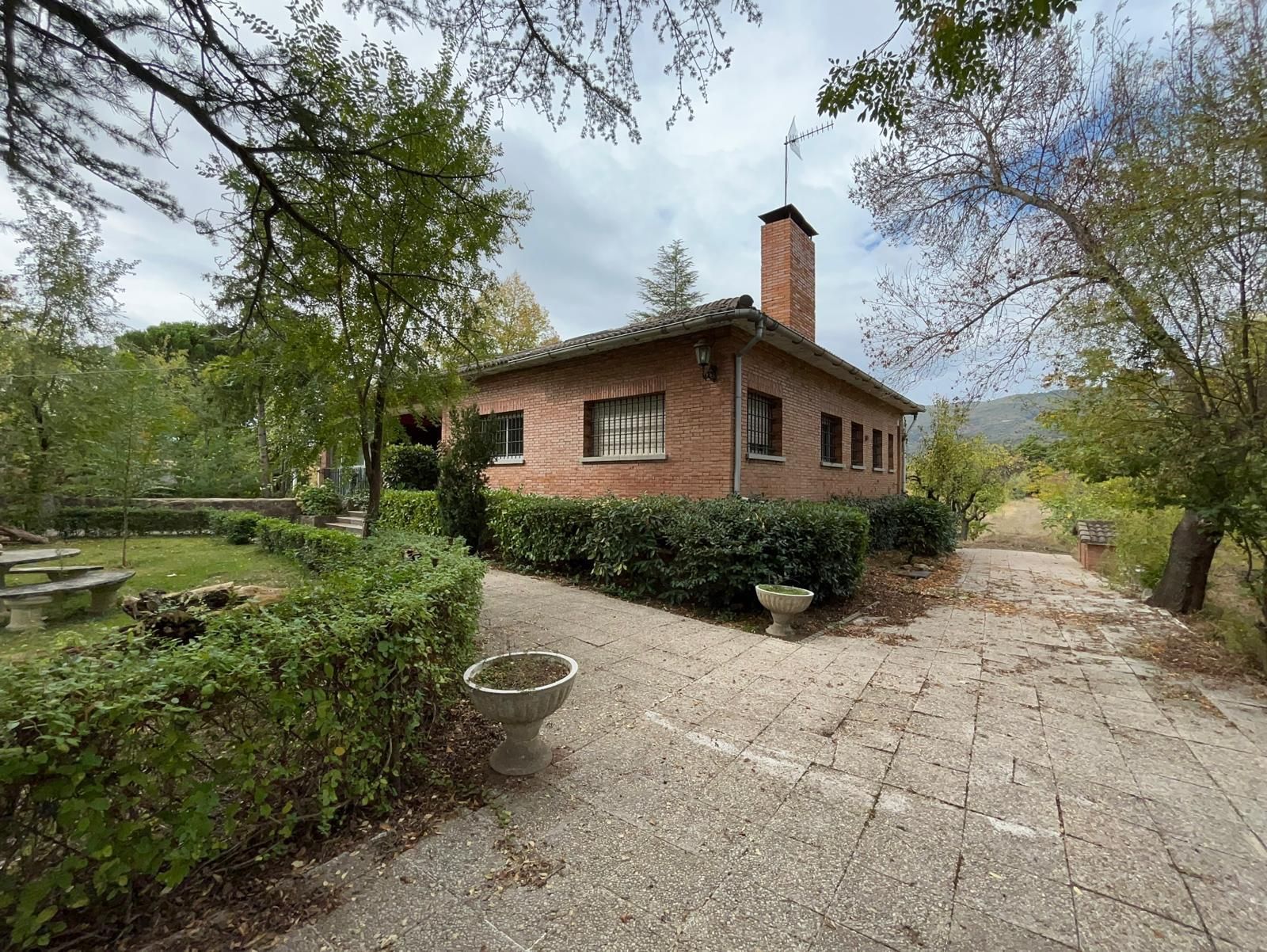 Vista exterior de Casa o xalet en venda en San Martín de Valdeiglesias amb Calefacció, Jardí privat i Terrassa