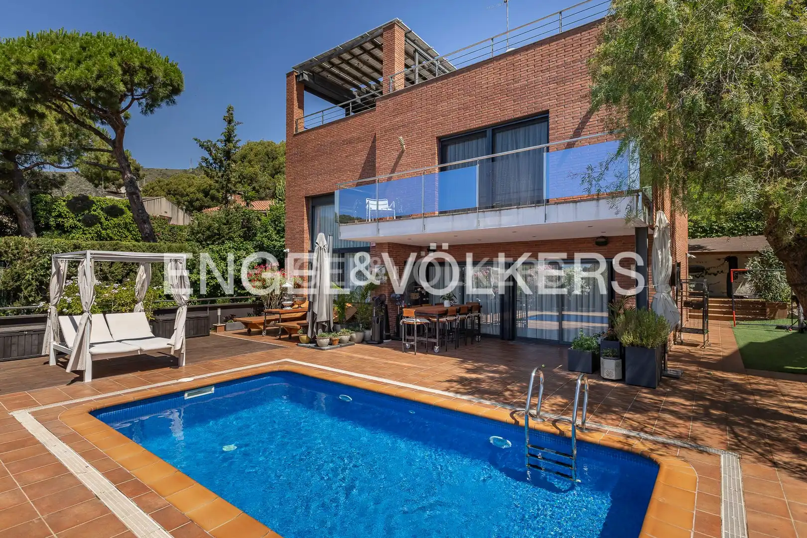 Vista exterior de Casa o xalet en venda en Castelldefels amb Aire condicionat, Calefacció i Jardí privat