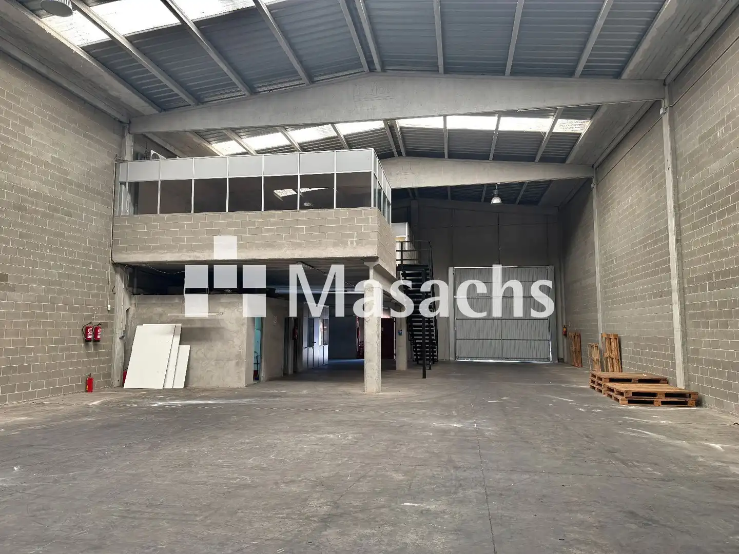 Außenansicht von Fabrikhallen zur Miete in Terrassa