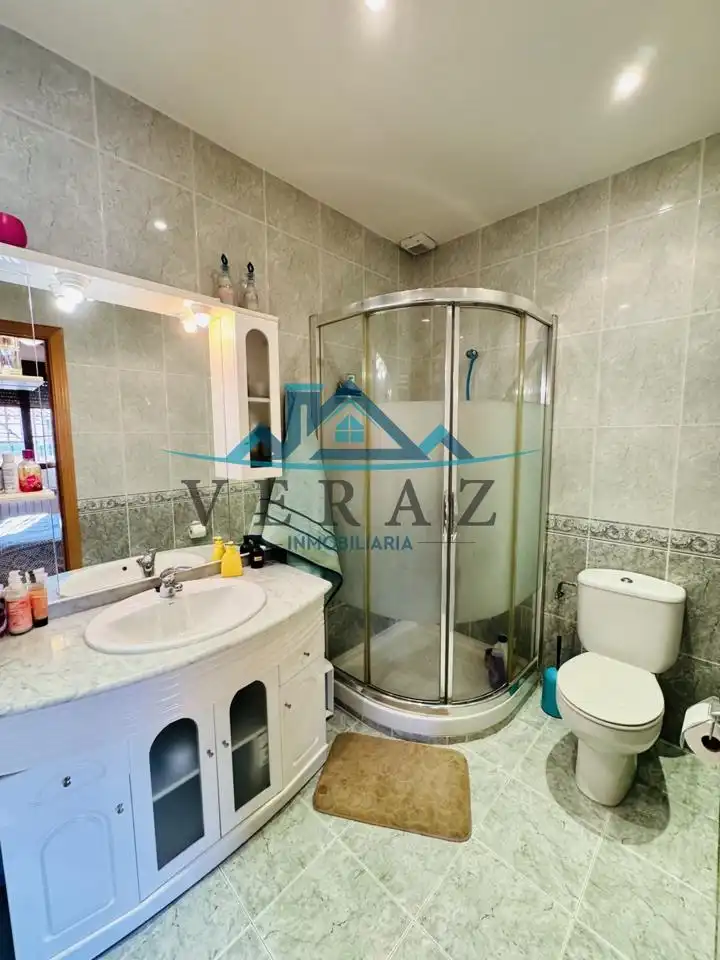 Baño de Casa o chalet en venta en La Pueblanueva con Aire acondicionado, Calefacción y Jardín privado