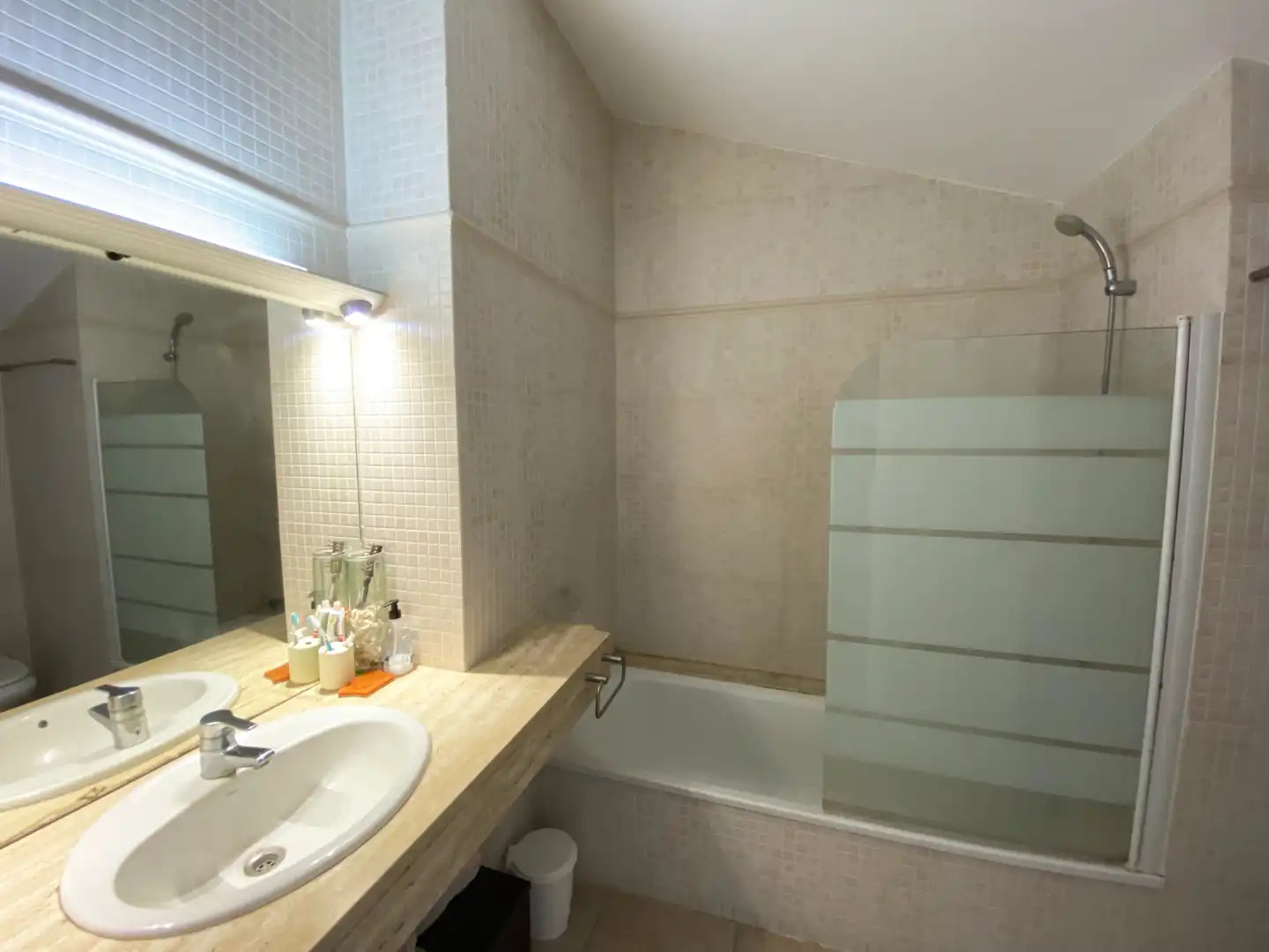 Badezimmer von Maisonette zum Verkauf in Pals mit Heizung, Terrasse und Ofen
