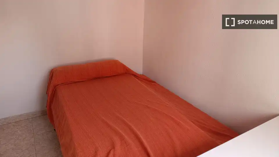 Dormitori de Pis per a compartir en L'Hospitalet de Llobregat amb Aire condicionat, Calefacció i Terrassa