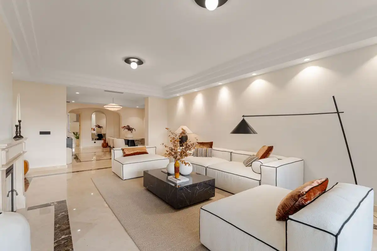 Wohnzimmer von Erdgeschoss zum Verkauf in Marbella mit Klimaanlage, Privatgarten und Terrasse