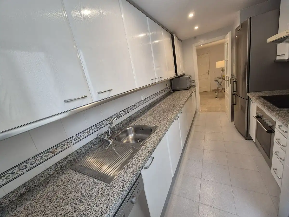 Cuina de Apartament de lloguer en Marbella amb Aire condicionat, Calefacció i Terrassa