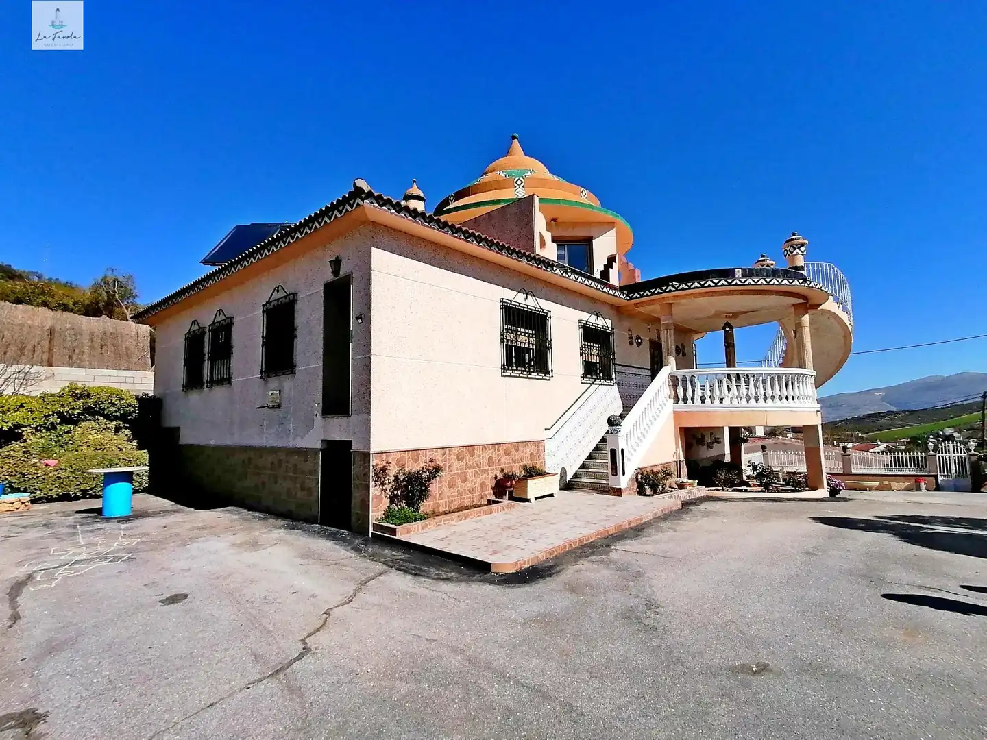 Vista exterior de Casa o xalet en venda en Loja amb Jardí privat, Terrassa i Traster