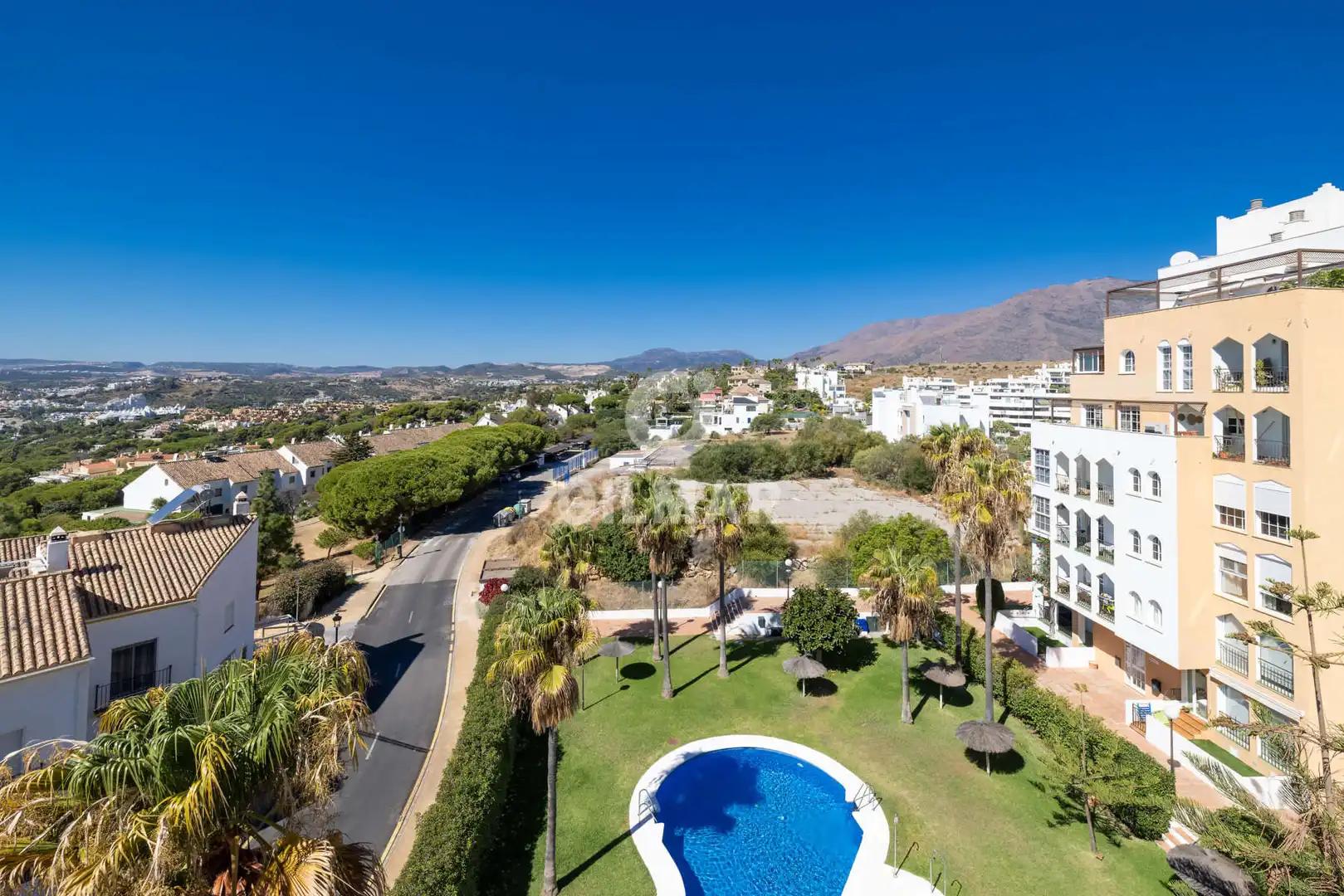 Vista exterior de Pis en venda en Estepona amb Calefacció, Piscina i Balcó