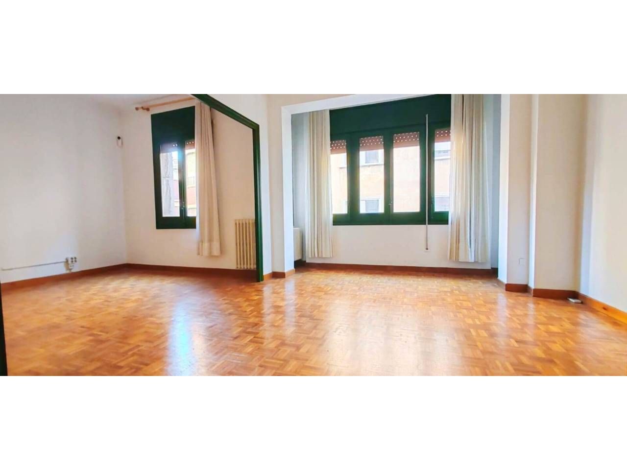 Dormitori de Pis en venda en Girona Capital amb Aire condicionat, Calefacció i Parquet