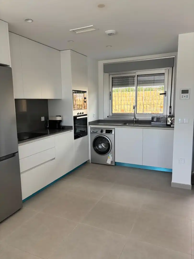 Cuina de Dúplex de lloguer en Estepona amb Aire condicionat, Calefacció i Terrassa