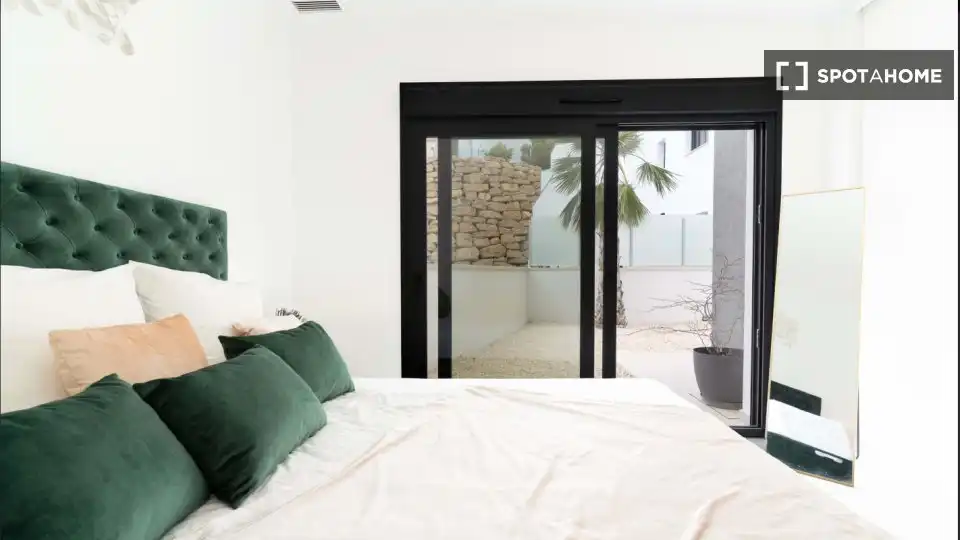 Habitación de Apartamento para compartir en Finestrat con Aire acondicionado, Terraza y Amueblado