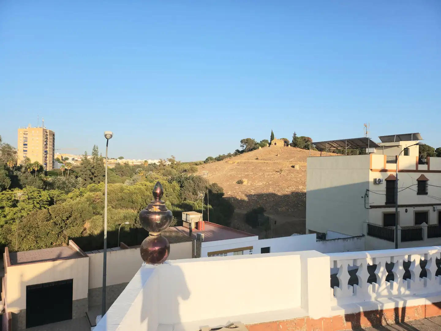 Außenansicht von Haus oder Chalet zum Verkauf in Alcalá de Guadaira mit Privatgarten, Terrasse und Abstellraum