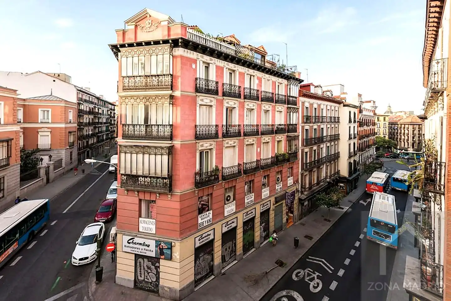 Vista exterior de Estudi en venda en Madrid amb Moblat