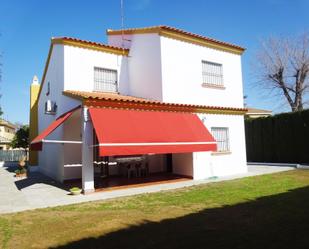 Jardí de Casa o xalet en venda en Sanlúcar la Mayor amb Aire condicionat i Terrassa