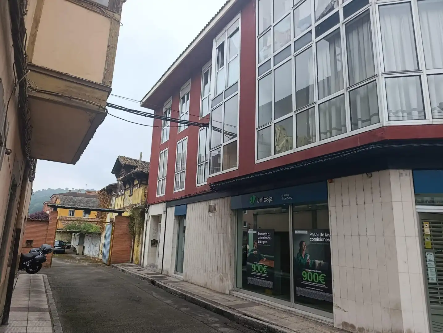 Vista exterior de Edifici en venda en Oviedo 