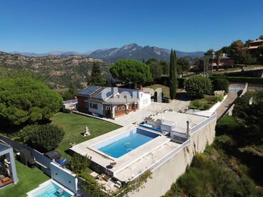 House with pool for sale in Berga