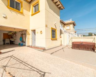 Vista exterior de Casa adosada en venda en Orihuela amb Aire condicionat i Terrassa