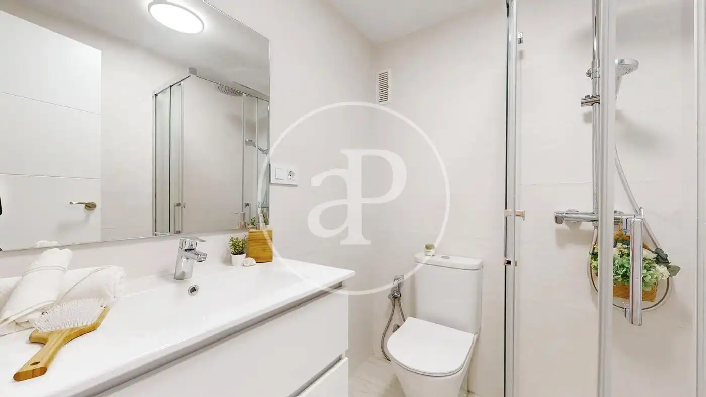 Badezimmer von Wohnung zur Miete in Valencia mit Klimaanlage, Heizung und Möbliert