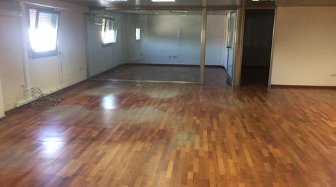 Excelente nave industrial en primera línea de la Pista de Silla, con gran visibilidad y acceso directo desde dos calles. El inmueb
