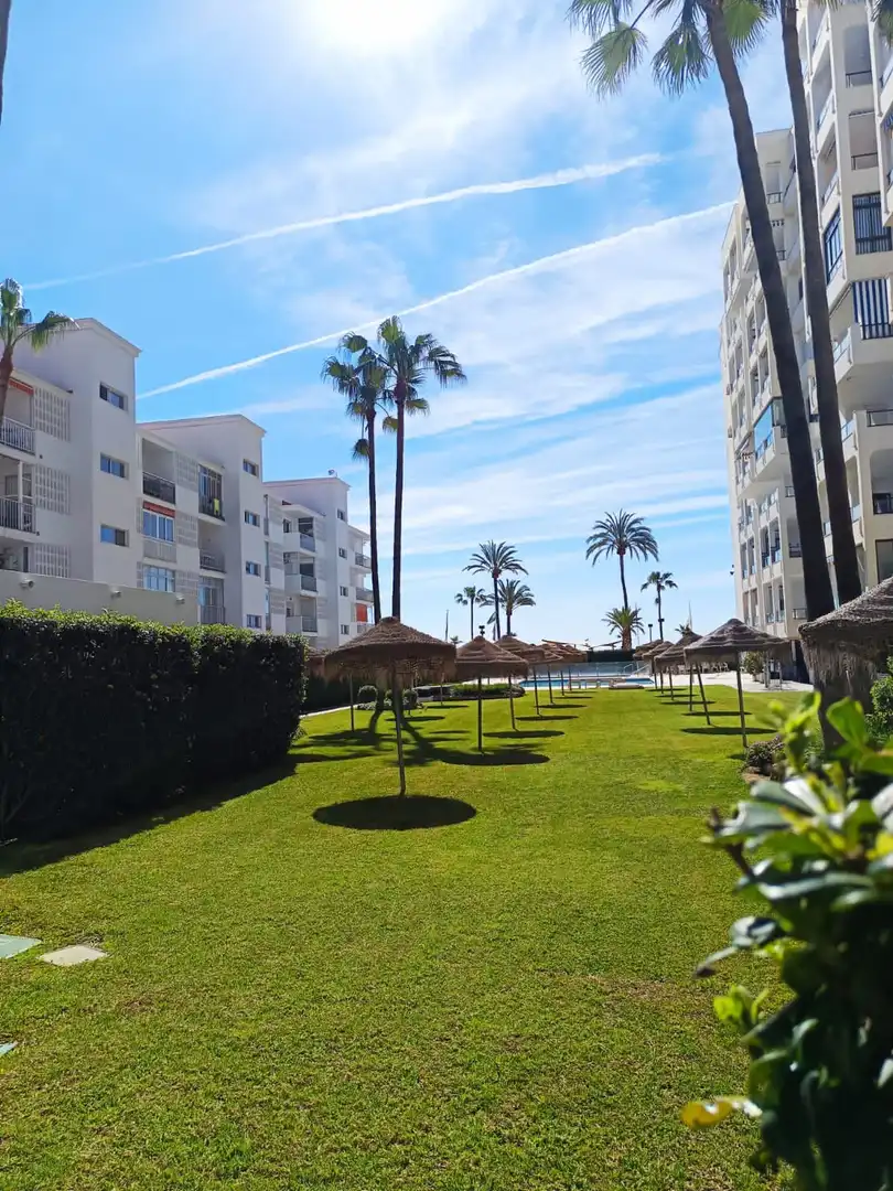 Außenansicht von Wohnungen zum Verkauf in Fuengirola mit Terrasse, Schwimmbad und Möbliert