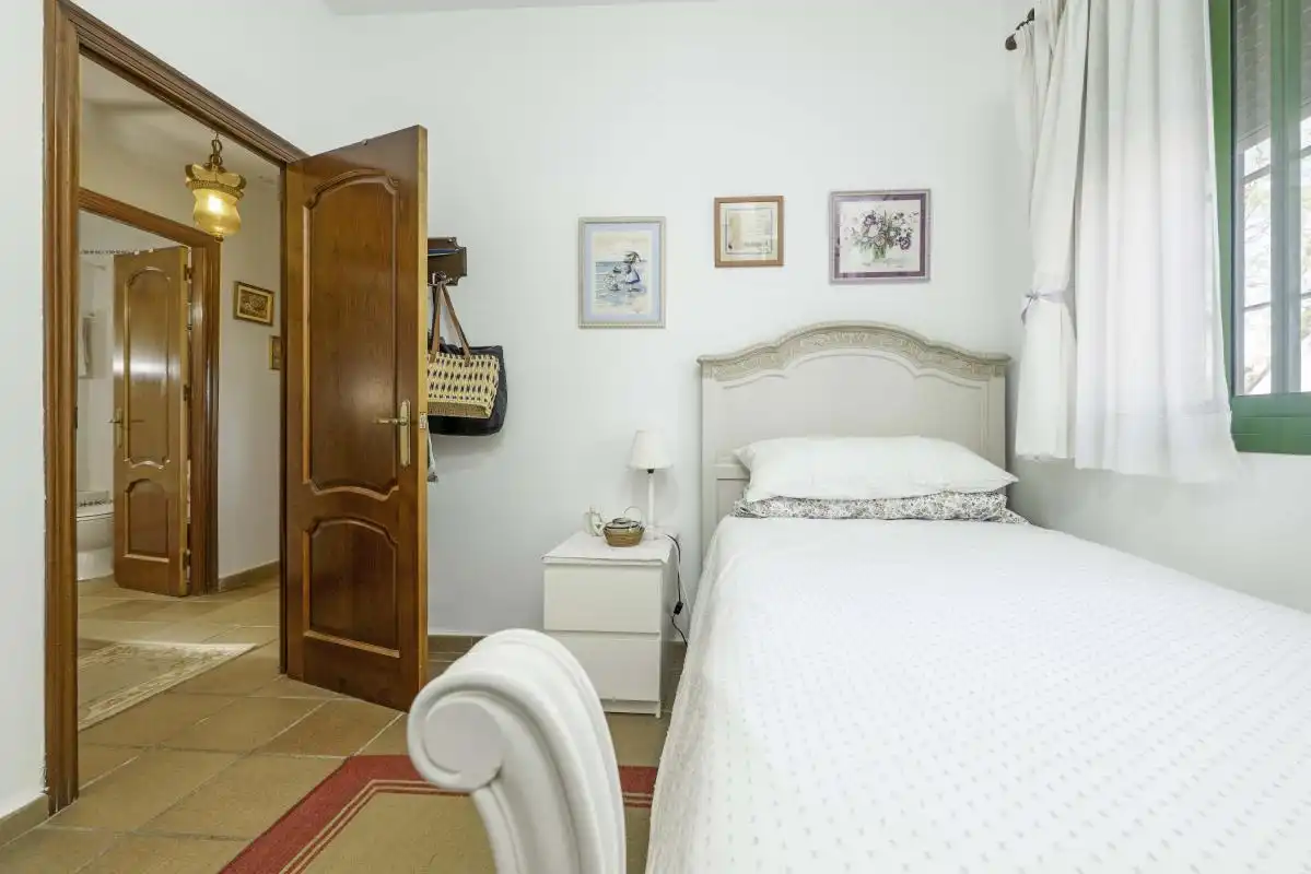 Dormitori de Casa o xalet en venda en Bollullos de la Mitación amb Aire condicionat, Calefacció i Jardí privat