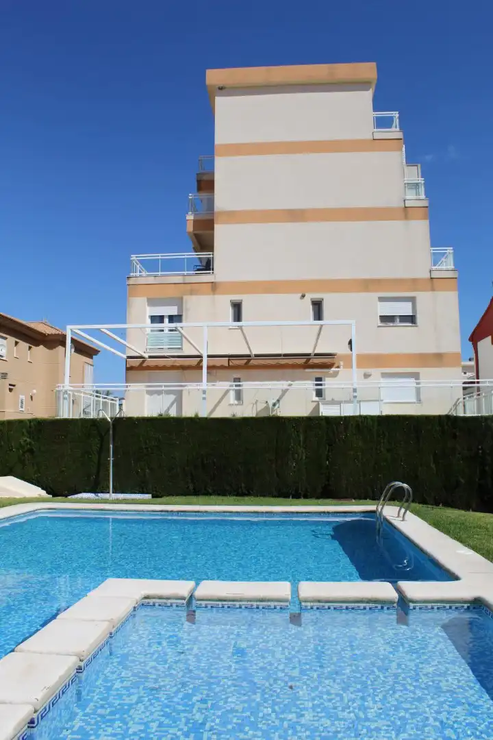 Apartment with terrace to rent in Oliva Playa