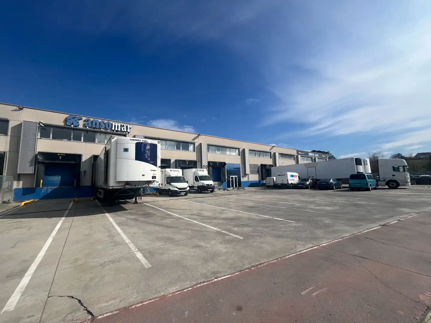 Parkplatz von Fabrikhallen zur Miete in Derio mit Heizung und Alarm