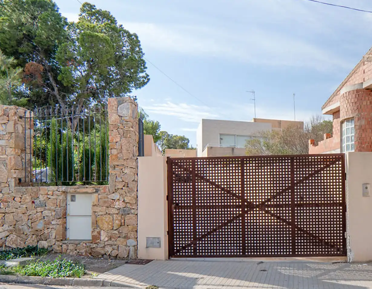 Detached house with pool for sale in C/ Isla de Pascua