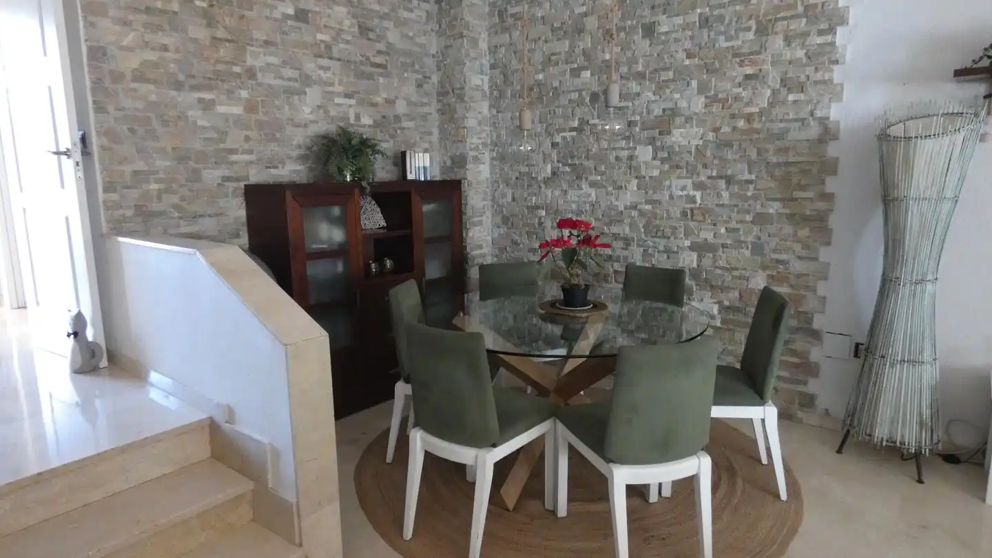 Esszimmer von Einfamilien-Reihenhaus zum Verkauf in Benalmádena mit Klimaanlage, Privatgarten und Gemeinschaftspool