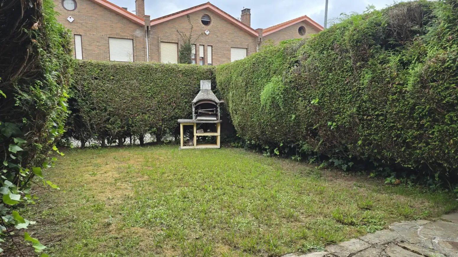 Jardí de Casa adosada en venda en Torrelavega  amb Calefacció, Jardí privat i Parquet