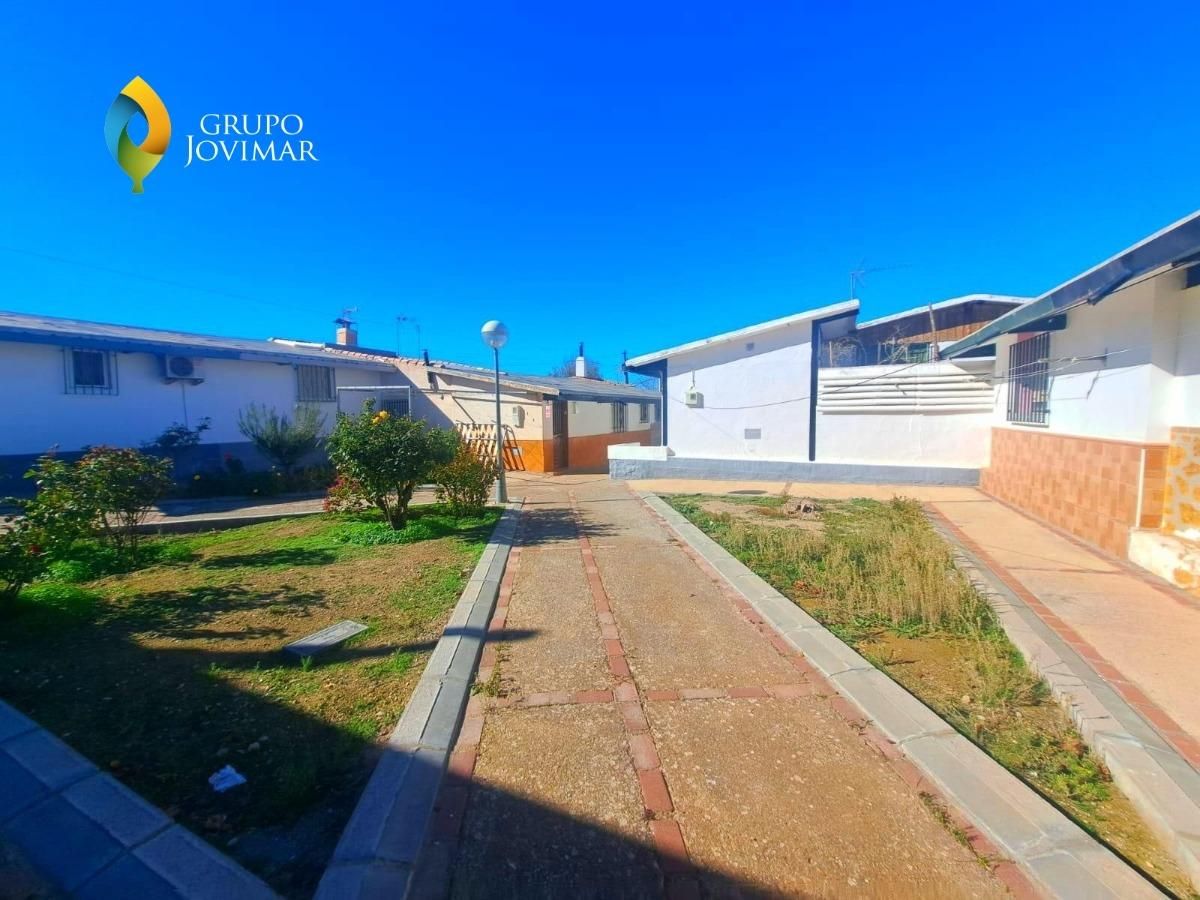 Vista exterior de Casa o xalet en venda en Guadix amb Terrassa