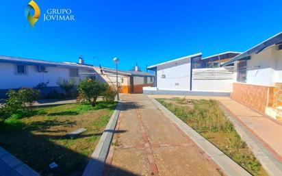 Vista exterior de Casa o xalet en venda en Guadix amb Terrassa