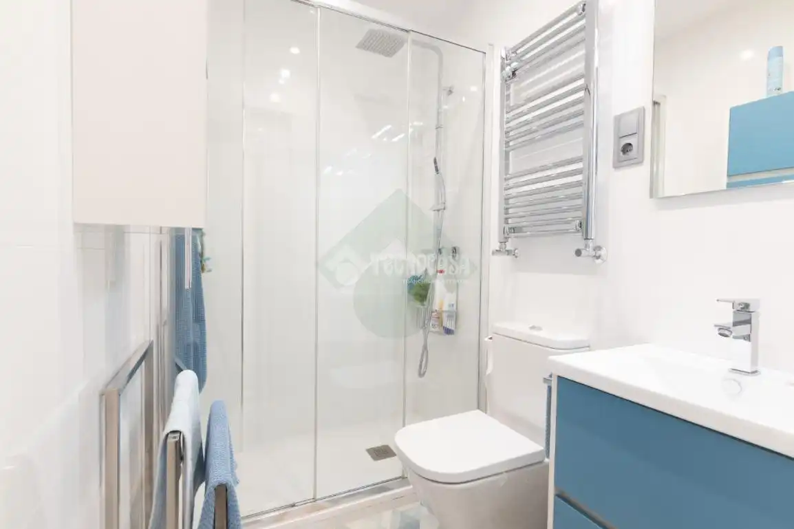 Bathroom of Flat for sale in Fuenlabrada  with Air Conditioner, Heating and Community pool