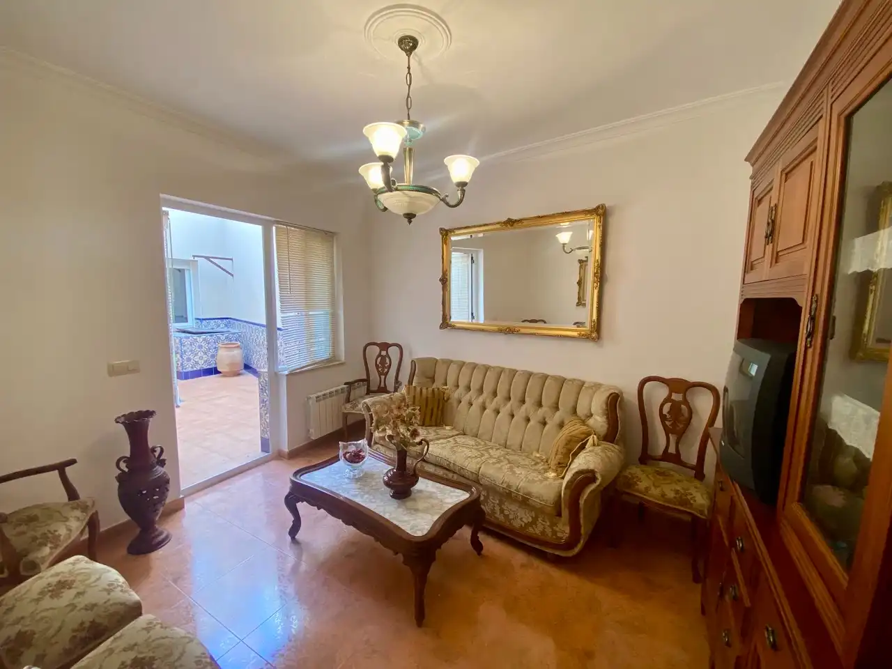 Sala d'estar de Casa adosada en venda en Calzada de Calatrava amb Aire condicionat, Terrassa i Moblat