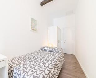 Bedroom of Apartment to share in  Valencia Capital  with Air Conditioner and Balcony