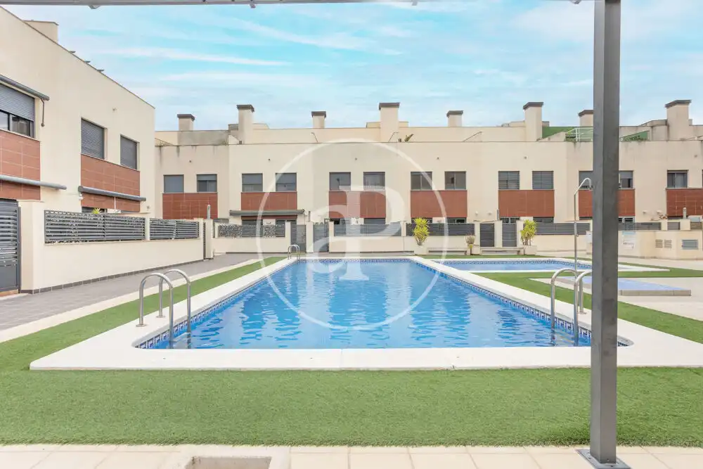 Schwimmbecken von Einfamilien-Reihenhaus zum Verkauf in Castellón de la Plana / Castelló de la Plana mit Klimaanlage, Heizung und Terrasse