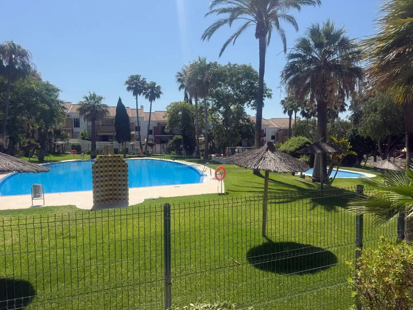 Piscina de Casa adosada en venda en Chiclana de la Frontera amb Aire condicionat, Calefacció i Jardí privat