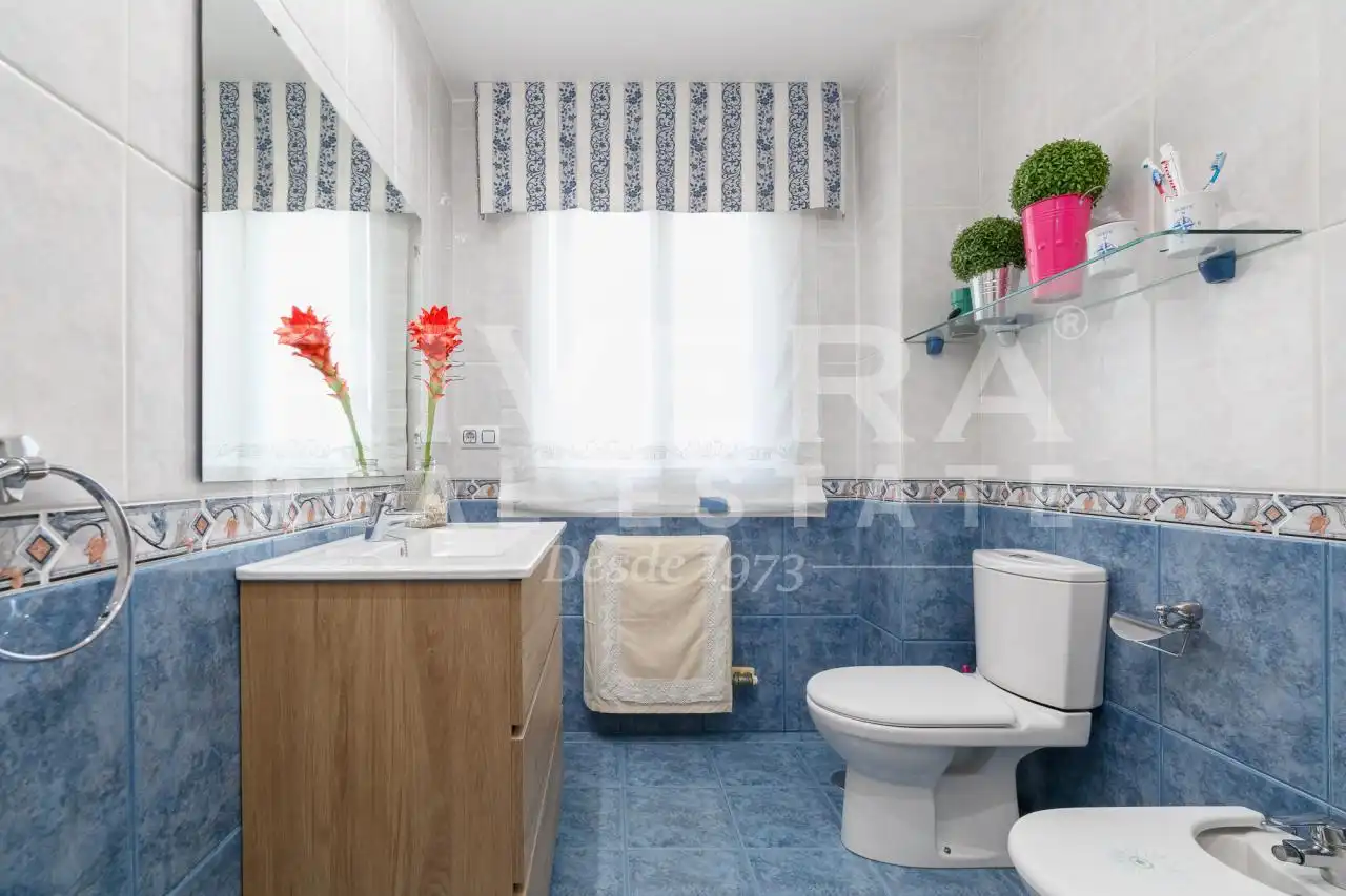 Baño de Casa o chalet en venta en Vigo  con Calefacción, Jardín privado y Parquet
