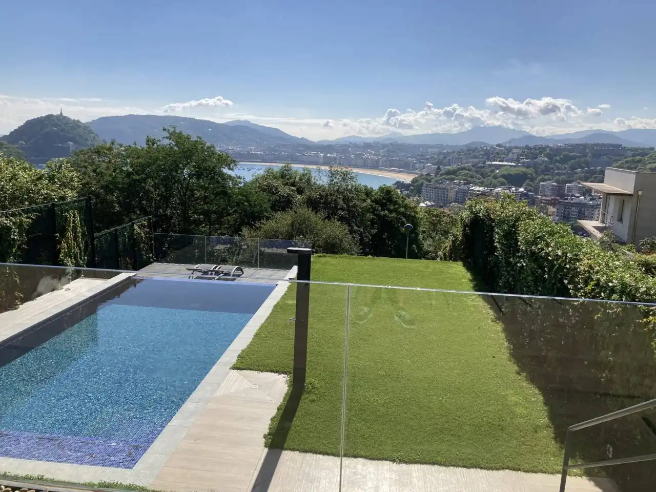 Piscina de Casa o xalet en venda en Donostia - San Sebastián  amb Calefacció, Jardí privat i Terrassa