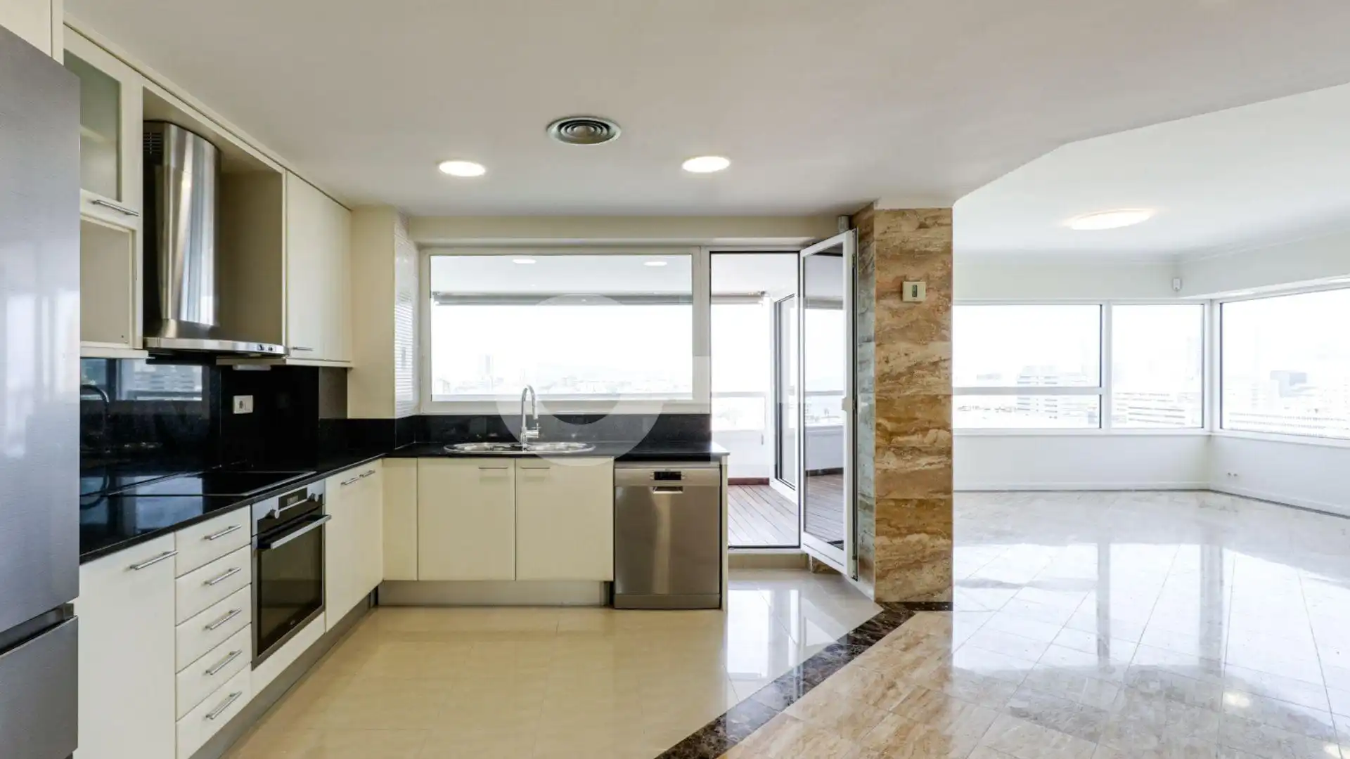 Küche von Wohnungen zum Verkauf in Barcelona mit Heizung, Terrasse und Abstellraum