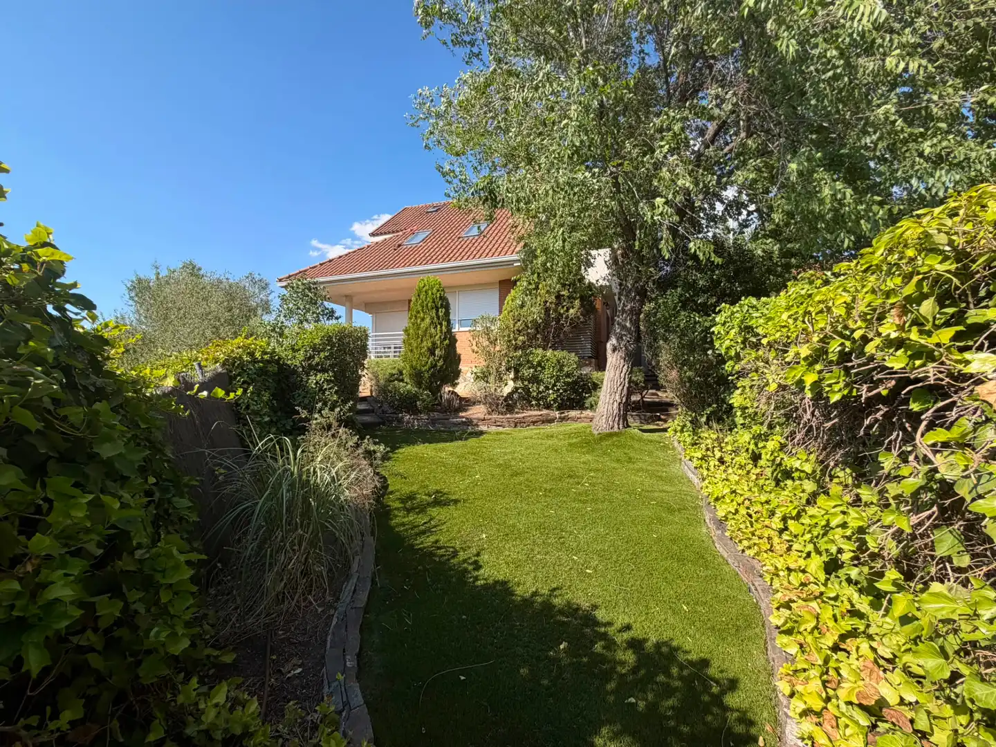 Vista exterior de Casa o xalet de lloguer en Las Rozas de Madrid amb Aire condicionat, Calefacció i Jardí privat
