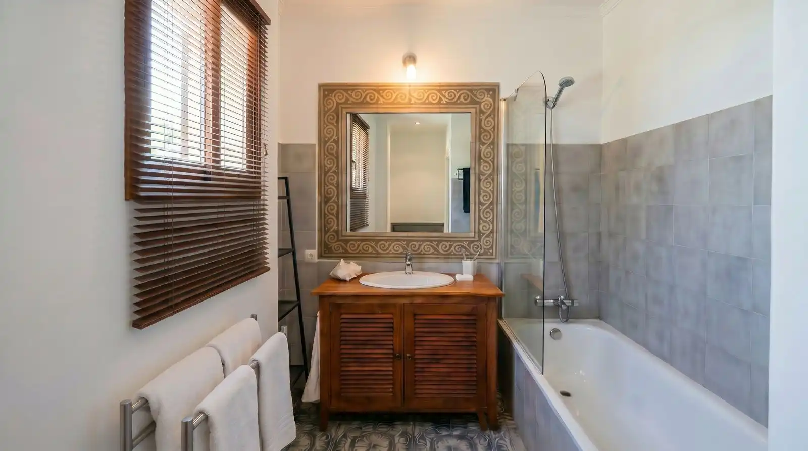 Bany de Apartament en venda en Sevilla amb Alarma